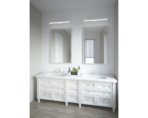 Salle de bain avec meuble-lavabo double, deux miroirs et lampes