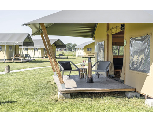 Campingplatz mit Zelten, Terrasse, Stühlen und Heizstrahler