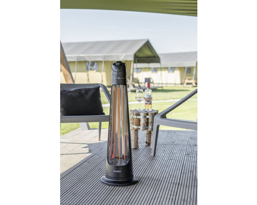 Säulenheizstrahler auf einer Terrasse mit Stühlen und Tisch