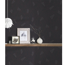 Aménagement intérieur avec papier peint à motifs, étagère et objets de décoration