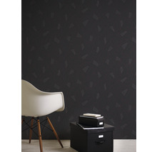 Vue d''une pièce avec du papier peint à motifs foncés, une chaise blanche et un coffre de rangement noir