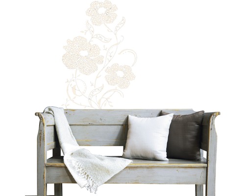 Autocollant mural décoratif de fleurs au-dessus d''un banc en bois avec des coussins et une couverture