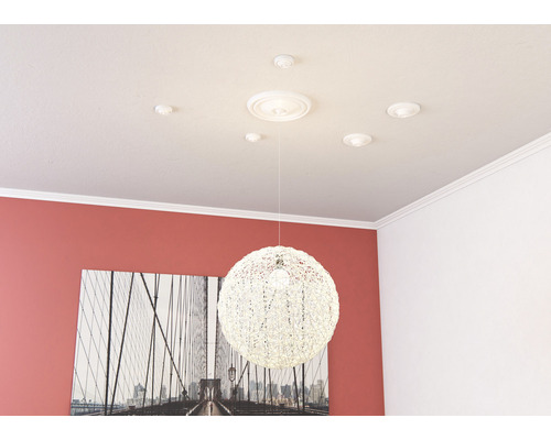 Raumansicht mit Deckenrosette und Pendelleuchte