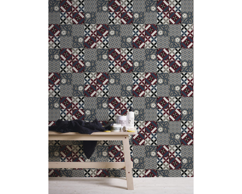 Wand mit quadratischer Fliesenmuster-Tapete und einem Holztisch