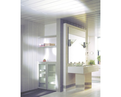 Panneau de décoration Quadro Plus Icepearl 12x200x1200 mm Salle de bains avec lavabo, miroir et étagère de rangement sous le plafond avec des panneaux.