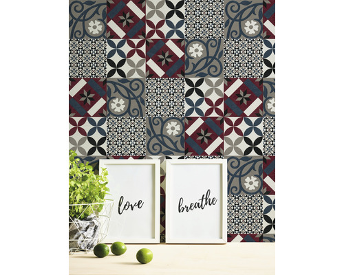 Wandgestaltung mit quadratischen Fliesen in verschiedenen Designs