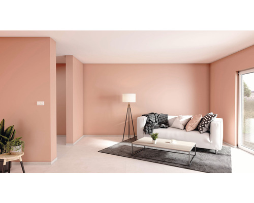 Heller Wohnraum mit Sofa, Tisch und Stehlampe