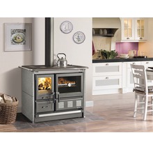 Scène de cuisine avec cuisinière à bois, bouilloire et décoration