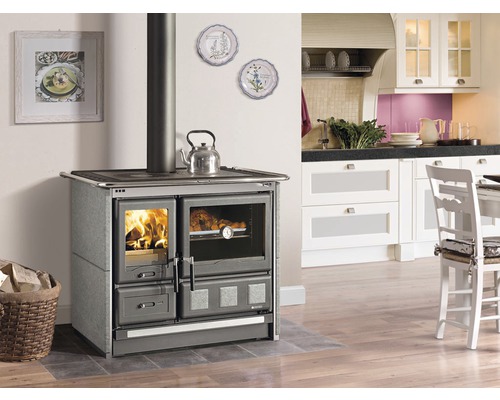 Küchenszene mit Holzherd, Teekessel und Dekoration