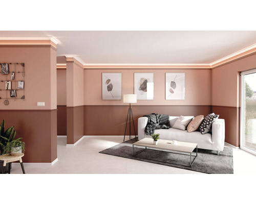 Wohnzimmer mit Stuckprofilen und LED-Beleuchtung an der Decke, kombiniert mit moderner Inneneinrichtung.