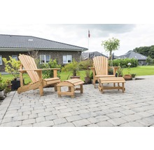 Deux chaises Adirondack en bois avec repose-pieds sur une terrasse