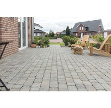 Terrasse avec pavés, mobilier de jardin et plantes