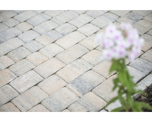 Verlegung von Pflastersteinen im Aussenbereich