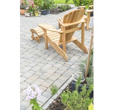 Chaise longue en bois avec repose-pieds dans le jardin