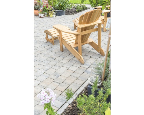 Holzliegestuhl mit Fußstütze im Garten