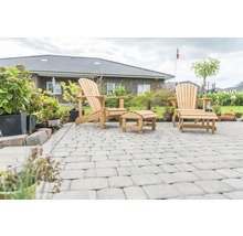 Deux chaises Adirondack en bois avec repose-pieds sur une terrasse