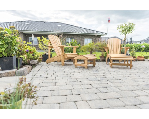 Zwei Holz Adirondack Stühle mit Fußstützen auf einer Terrasse