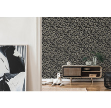 Wohnzimmer mit schwarzer Tapete mit Sonnenblumenmuster, Kommode und Hund
