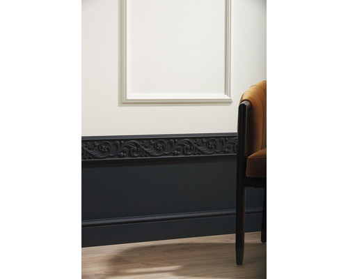 Panneau mural avec moulure décorative et chaise dans un intérieur