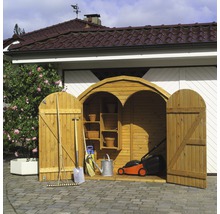 Armoire de jardin ouverte en bois avec outils de jardin tels que tondeuse à gazon, pelle et râteau