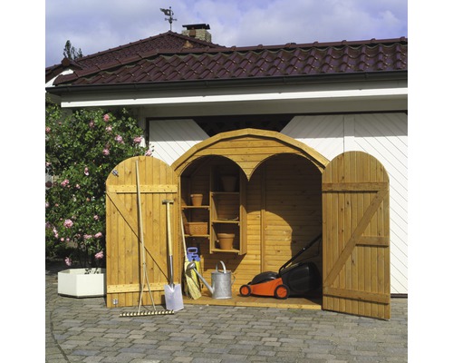 Armoire de jardin ouverte en bois avec outils de jardin tels que tondeuse à gazon, pelle et râteau