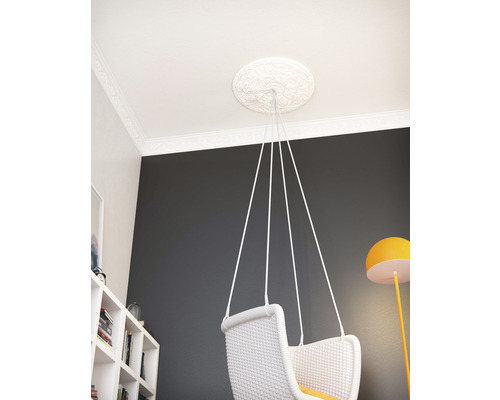 Deckenrosette mit Hängesessel in einem Wohnraum