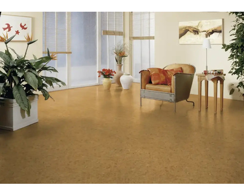 Wohnzimmer mit Korkboden, Sessel und Dekoration