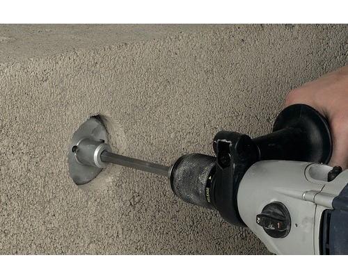 Eine Bohrmaschine bohrt ein Loch in eine Betonwand.