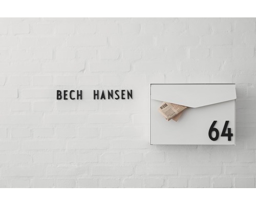 Boîte aux lettres avec numéro de maison 64 et plaque nominative Bech Hansen