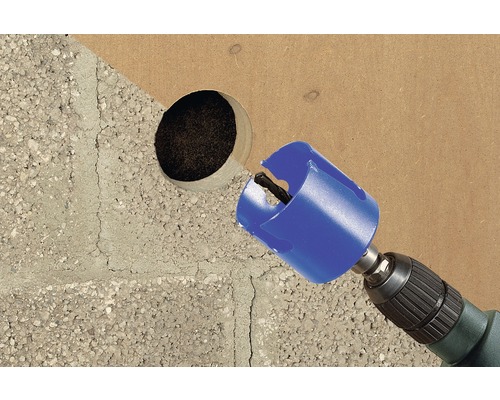 Bohrmaschine mit Lochsäge bohrt Loch in Material