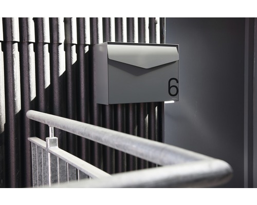 Briefkasten mit Hausnummer an einer Wand