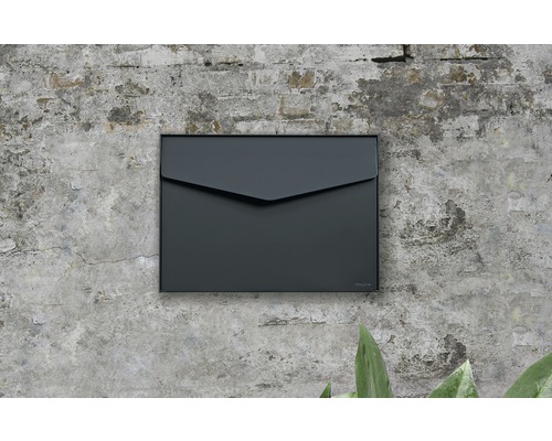 Boîte aux lettres rectangulaire en métal, montée sur un mur