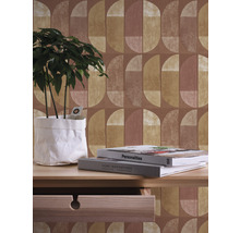 Innenaufnahme mit geometrischer Tapete, Pflanze in Papiertüte und Tisch mit Schublade