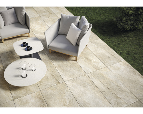 Terrasse mit Bodenfliesen, Sesseln und Tischen