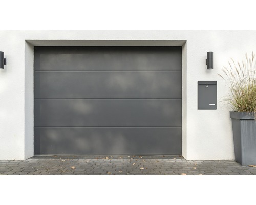 Garagentor mit Briefkasten und Außenleuchte an einer Hauswand