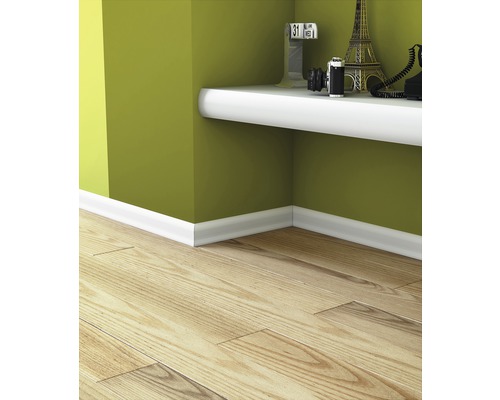 Innenraumszene mit Laminatboden, Sockelleiste und Regal