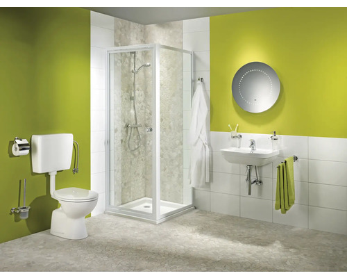 Helles Badezimmer mit Toilette, Dusche, Waschbecken und Spiegel