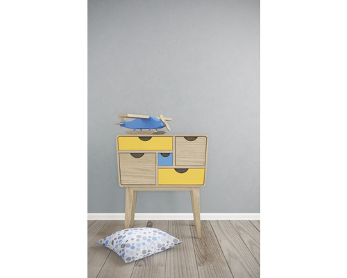 Nachttisch mit Schubladen, Spielzeugflugzeug und Kissen