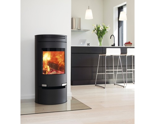 Poêle à bois dans une cuisine moderne avec feu de bois