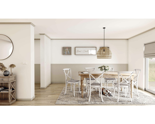 Salle à manger lumineuse avec table en bois, chaises, tapis et suspension