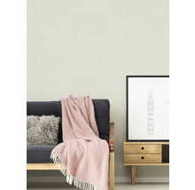 Wohnzimmer mit Sofa, Kissen, Decke, Kommode und London Bild