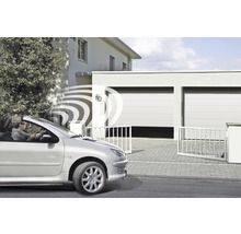 Une personne ouvre la porte du garage par signal radio depuis la voiture