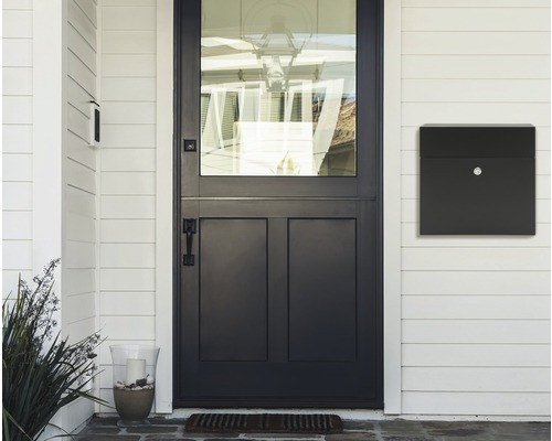 Aussenansicht eines Hauses mit Tür, Briefkasten und Dekoration