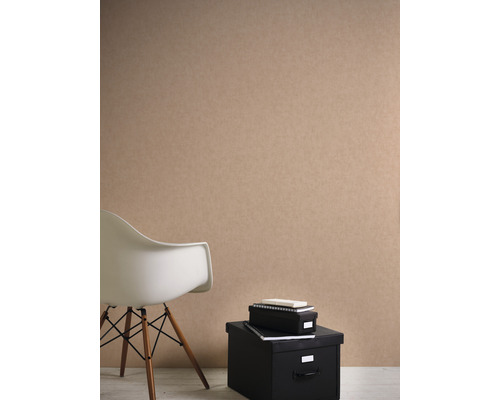 Mur décoratif avec une chaise et des boîtes de rangement pour une pièce ordonnée