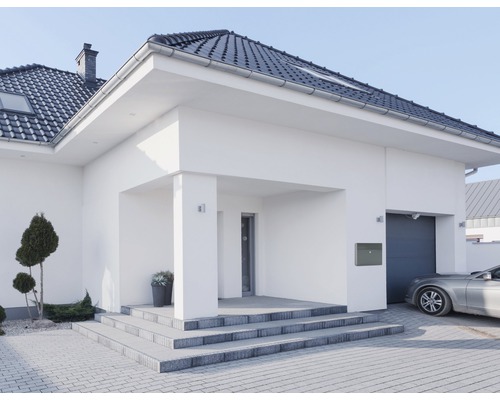 Modernes Haus mit Dachziegeln, Garage und gepflasterter Auffahrt