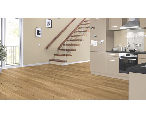 Heller Wohnraum mit Holzboden, Treppe und Küchenzeile