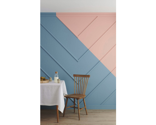 Esszimmer mit Tisch, Stuhl und Wandgestaltung mit zwei Farben