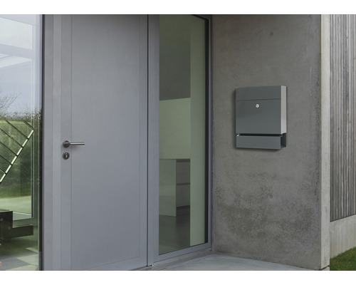 Façade de maison moderne avec porte, fenêtre et boîte aux lettres