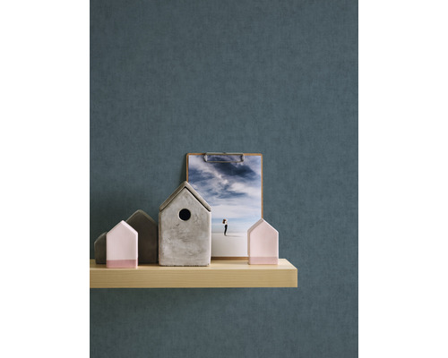 Maisons décoratives, une étagère en bois et une image sur un presse-papiers