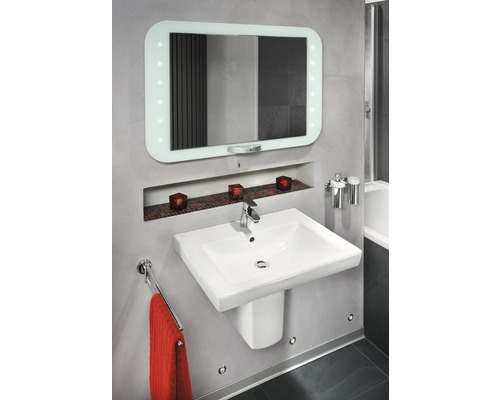 Badezimmer mit Waschbecken, Spiegel mit Beleuchtung und Handtuch